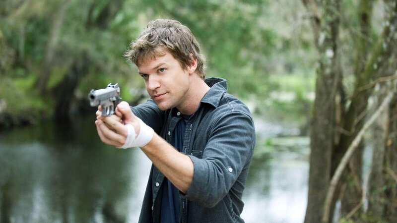 Detective Jim Longworth (Matt Passmore) findet den Kaiman, der den Kopf der Leiche gefressen hat und erschießt das Tier, um den Mageninhalt untersuchen zu lassen. – Bild: TVNOW