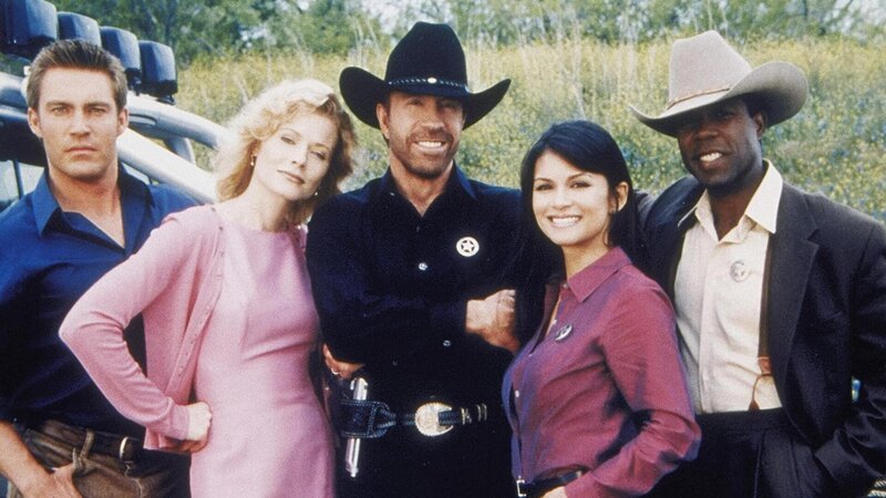 v.l.: Francis Gage (Judson Mills), Alex Cahill (Sheree J. Wilson), Cordell Walker (Chuck Norris), Sidney Cooke (Nia Peeples) und James Trivette (Clarence Gilyard Jr.) – Bild: Mediengruppe RTL