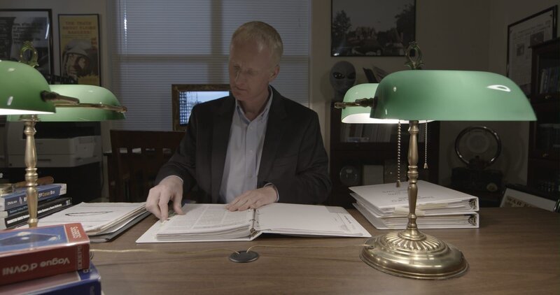 Ufo-Forscher David Marler durchforstet die ehemals streng geheimen Ufo-Berichte des Projekts „Blue Book“. Für rund sechs Prozent der darin aufgeführten Vorfälle konnte bisher keine Erklärung gefunden werden. – Bild: ZDFinfo
