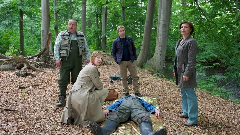 Während seines Angelausflugs sieht Kriminalhauptkommissar Reuter einen toten Angler im Bach treiben. Die SOKO Wismar nimmt die Ermittlungen auf. Von links: Jan Reuter (Udo Kroschwald), Dr. Helene Sturbeck (Katharina Blaschke), Nils Theede (Jonas Laux), Katrin Börensen (Claudia Schmutzler). – Bild: ZDF/​Marc Meyerbroeker