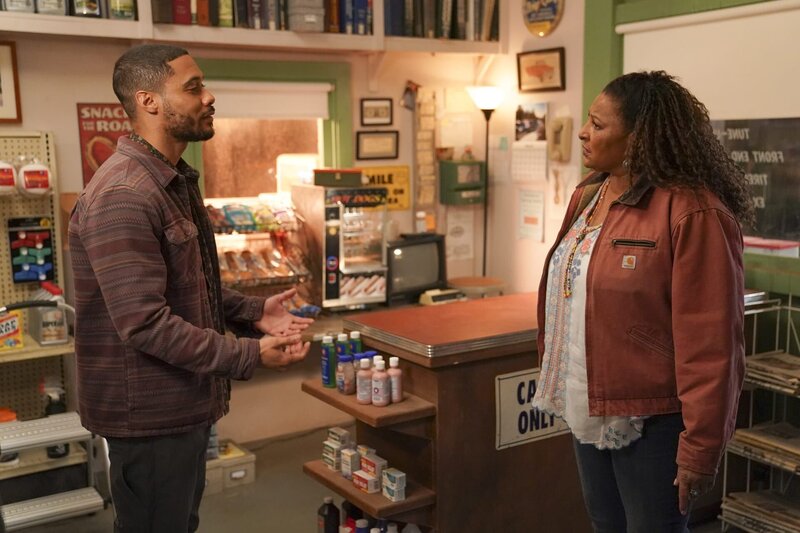 Brandon (Langston Kerman, l.); Constance (Pam Grier, r.) – Bild: BLESS THIS MESS und Disney Enterprises, Inc.