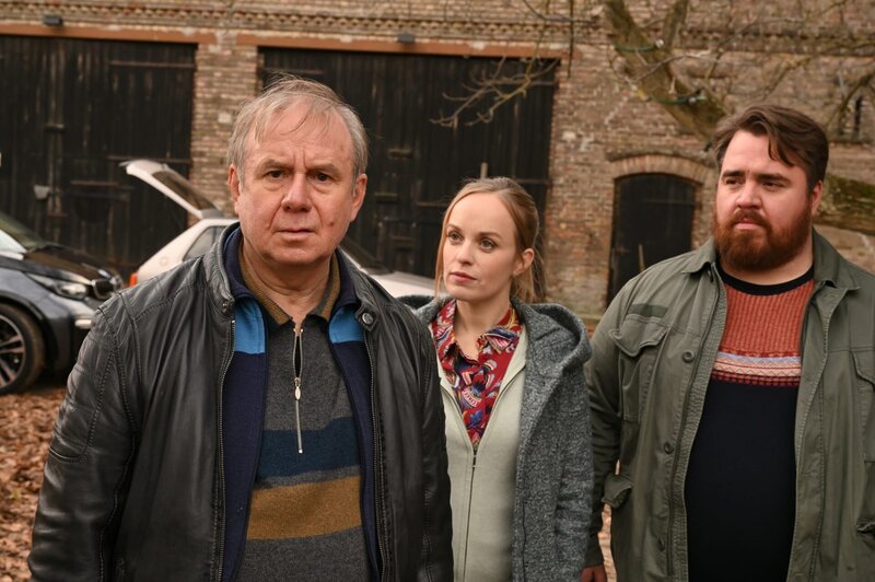 Ohne die Hilfe seiner Kinder geht es einfach nicht: Georg Weiser (Joachim Król, l.) und seine Tochter Susanne (Friederike Kempter, M.) und sein Sohn Gerd (Tristan Seith, r.). – Bild: ZDF und Hardy Spitz