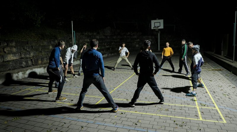 Der Tag beginnt für die Jugendlichen um 5:54 mit Frühsport, bei Wind und Wetter. – Bild: ZDF und Marc Francke