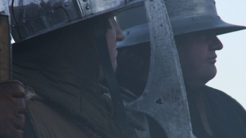 Zwei englische Bogenschützen rüsten sich für die Schlacht von Azincourt. – Bild: Jeremy Freeston