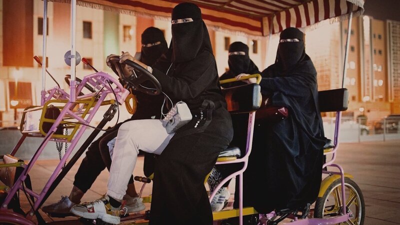 Seit einigen Jahren stärkt die Regierung in Saudi-Arabien die Stellung der Frauen. Doch die Freiheit hat noch immer Grenzen. – Bild: ZDF und @DeMensen