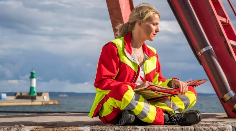 Nora (Tanja Wedhorn) braucht endlich mehr freie Zeit. – Bild: ARD Degeto/​Boris Laewen