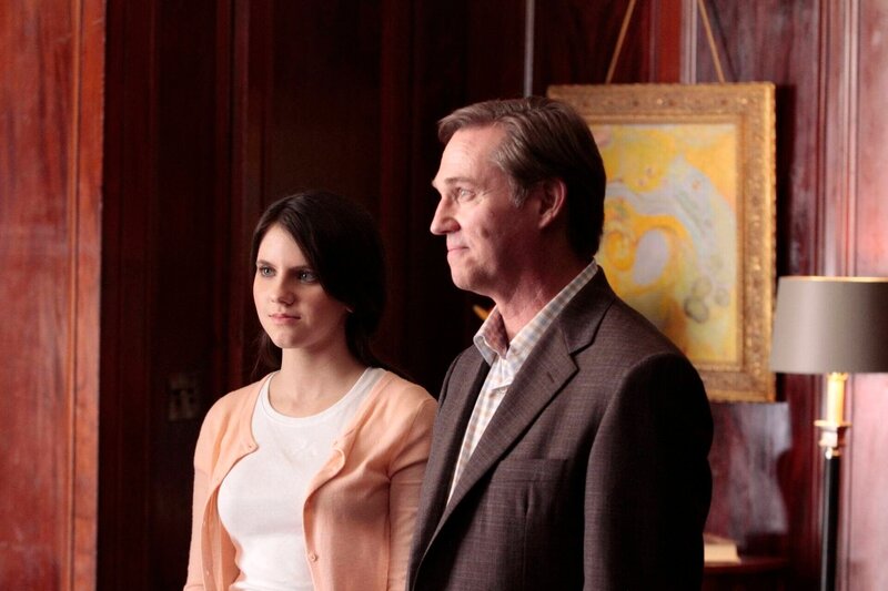 Bee Wolcott (Kara Hayward), William Wolcott (Richard Thomas) – Bild: Giovanni Rufino /​ Giovanni Rufino/​USA Network /​ Episodic /​ 2013 USA Network Media, LLC