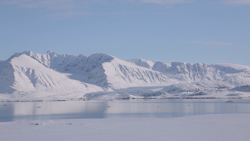 Die Inselgruppe Spitzbergen im Arktischen Ozean fasziniert seit jeher Reisende und Wissenschaftler. – Bild: ZDFinfo
