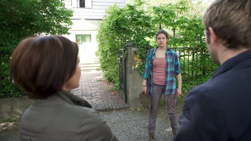 Noras Schulfreundin Rebecca Burgfried (Eva Löser, M.) berichtet den Ermittlern Katrin Börensen (Claudia Schmutzler, l.) und Nils Theede (Jonas Laux, r.) von dem Druck, den die Eltern ausgeübt haben. Schon zu Schulzeiten hatten sie Noras Karriere geplant. Wie weit wären die Trulsens gegangen, um ihre Tochter nicht in diesem, ihrer Meinung nach unwürdigen Zustand zu sehen? – Bild: ZDF und Marc Meyerbroeker