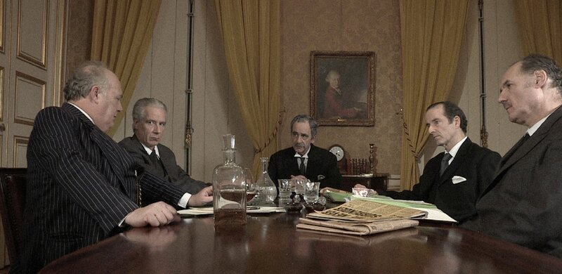 Kriegskabinett im Amtssitz des Prime Ministers in der Downing Street. – Bild: ZDF und Et La Suite Productions