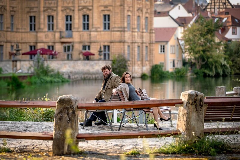 Konrad Behringer (Antoine Monot) und Ela Jenning (Cosima Henman). Ela und Behringer sammeln die Verdächtigen. – Bild: RTL /​ Behrus Yazdanfar /​ Redseven Entertainment /​ Romeo
