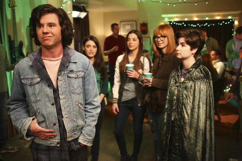 Axl (Charlie McDermott, l.) glaubt, dass es ein Zeichen ist, als er auf einer Party auf all seine Ex-Freundinnen (v.l.n.r. Daniela Bobadilla, Gia Mantegna, Galadriel Stineman und Katlin Mastandrea) trifft. Unterdessen kauft sich Brick eine alte Mikrofiche-Maschine … – Bild: HBOH