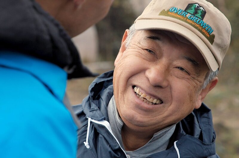 Herr Shimara pflanzt am Sakurajima Daikon-Rettich an. Er ist der größte Rettich der Welt und wächst nur hier. – Bild: ARTE France/​Les Bons Clients
