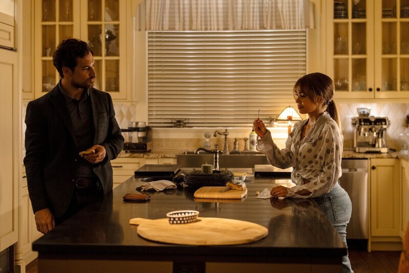 Cole Ellis (Giacomo Gianniotti, l.); Max Mitchell (Vanessa Morgan, r.) – Bild: 2023 Vancon S1 Productions BC Inc. /​ Vancon S1 ON Inc. /​ Ed Araquel Lizenzbild frei