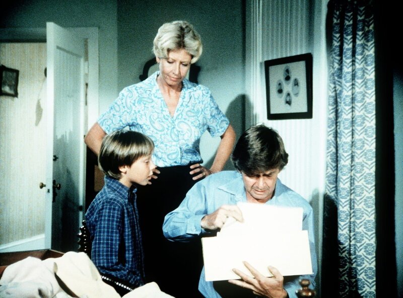John (Ralph Waite, r.) sucht voller Verzweiflung sein Abschlusszeugnis, das er bei der Armee vorlegen muss, um dort Aufträge zu bekommen. Jeffrey (Keith Mitchell, l.) und Olivia (Michael Learned, M.) sehen ihm dabei zu. – Bild: WARNER BROS. INTERNATIONAL TELEVISION
