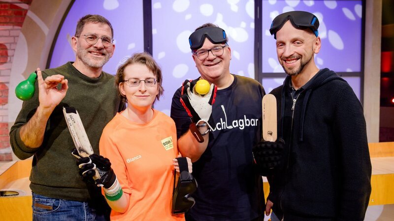 Beim Tischballspielen kommt es nicht nur auf die Schlagkraft an, sondern auch auf ein gutes Gehör. Schiedsrichter Michael Heuer (l.), Tischballspielerin Bianca Schmidt und Tischballspieler Stefan Lohmaier (r.) stellen Elton (2.v.r.) und dem Publikum ihren Sport vor. – Bild: ZDF und Ruppografie – Nadine Rupp