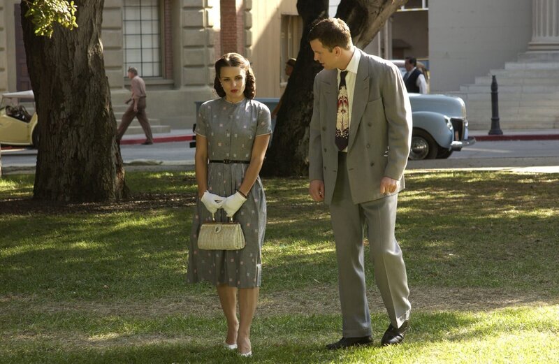 Blick ins Jahr 1953: Elliot (Josh Randall, r.) unternimmt erste Annäherungsversuche bei Reina Kraus (Iva Hasperger, l.) … – Bild: Warner Bros. Television Lizenzbild frei