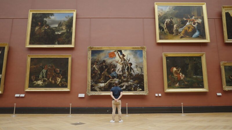 Mirko vor Eugène Delacroix’ „Die Freiheit führt das Volk“ im Louvre. – Bild: ZDF und Torbjörn Karvang