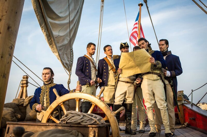 Um das Schiff „Philadelphia“ aus feindlicher Hand zu befreien, haben sich 75 Freiwillige gemeldet. Unter Leitung des jungen Stephen Decatur (Manou Lubwoski, 2.v.r.) wird in einer Nacht-und-Nebel-Aktion die Philadelphia in die Luft gesprengt und so ihr Einsatz aus feindlicher Hand verhindert. – Bild: phoenix/​ZDF/​Bastian Barenbrock