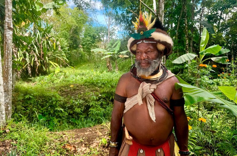 Der Chief eines traditionellen Stamms der Huli, Mundiya Kepanga. Er kämpft für den Erhalt des Regenwalds in seiner Heimat – auch auf internationalen Konferenzen. – Bild: Phoenix/​NDR