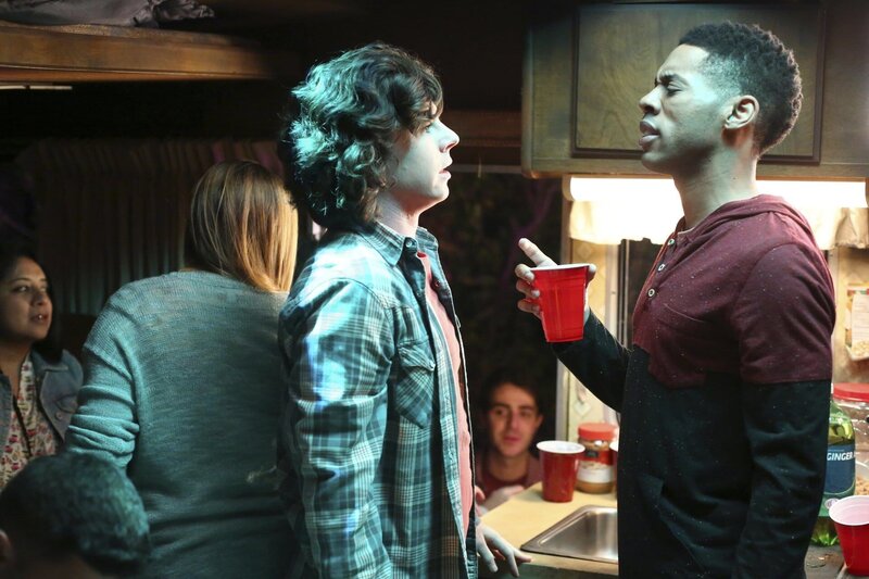 Was wird Hutch (Alphonso McAuley, r.) sagen, wenn Axl (Charlie McDermott, l.) seinen kleinen Bruder zu einer College-Party mitbringen will? – Bild: HBOH