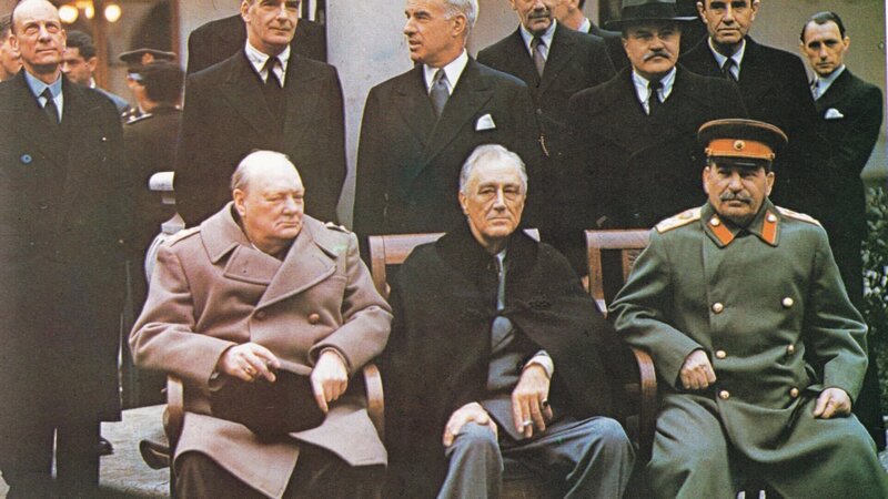 Churchill, Roosevelt und Stalin auf der Konferenz in Jalta. – Bild: ZDF