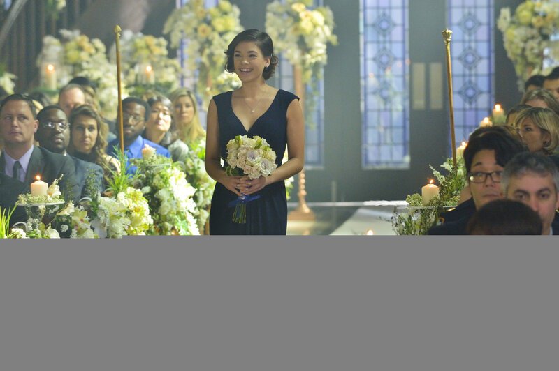 Alles ist bis ins kleinste Detail geplant: Heather (Nicole Gale Anderson) bereitet Catherines Hochzeit vor, erwartet jedoch keine gefährlichen Unterbrechungen … – Bild: The CW Network, LLC.