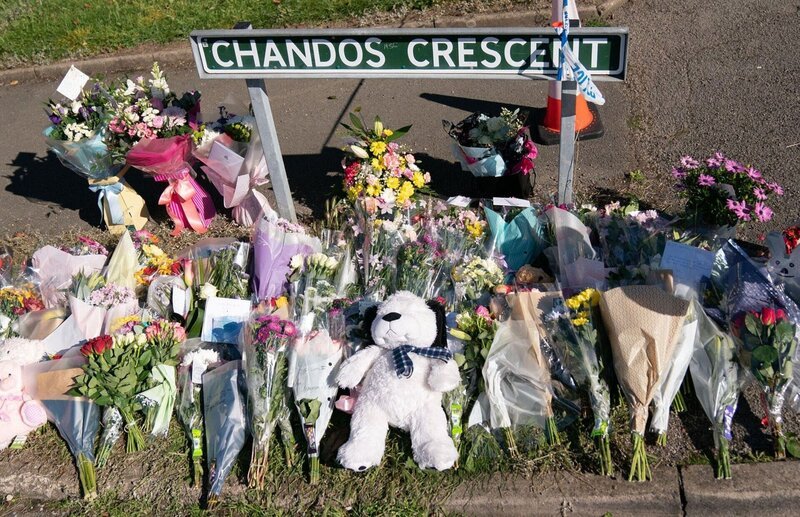 Blumengebinde am Tatort in Chandos Crescent in Killamarsh, in der Nähe von Sheffield, wo am Sonntag vier Menschen in einem Haus tot aufgefunden wurden. Die Polizei von Derbyshire teilte mit, dass sich ein Mann in Polizeigewahrsam befindet und keine weiteren Personen im Zusammenhang mit den Todesfällen gesucht werden. – Bild: PA Images /​ Alamy Stock Photo