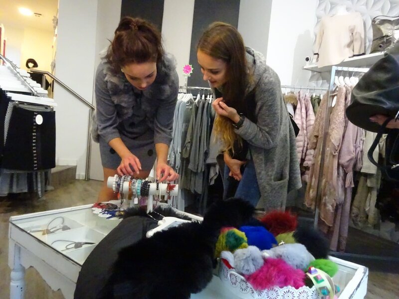 Elisabeth (l.) und Shoppingbegleitung Larissa – Bild: RTL Living