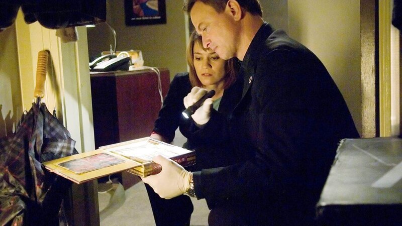 Mac Taylor (Gary Sinise) und Lindsay Monroe (Anna Belknap) stellen fest, dass der ermordete Vertrauenslehrer alles andere als vorbildhaft war. – Bild: MG RTL D / CBS / Randy Tepper Mac Taylor (Gary Sinise) und Lindsay Monroe (Anna Belknap) stellen fest, dass der ermordete Vertrauenslehrer alles andere als vorbildhaft war. – Bild: MG RTL D / CBS / Randy Tepper