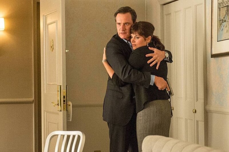 Peter Burke (Tim DeKay) und Elizabeth Burke (Tiffani Thiessen) – Bild: 2009–2010 Twentieth Century Fox Film Corporation. All rights reserved.