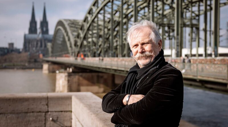 Was wäre der Dom ohne die Hohenzollernbrücke? Für Henning Krautmacher gehören beide Bauwerke untrennbar zusammen. – Bild: phoenix/WDR/Twist Film/Lukas Gardemann Was wäre der Dom ohne die Hohenzollernbrücke? Für Henning Krautmacher gehören beide Bauwerke untrennbar zusammen. – Bild: phoenix/WDR/Twist Film/Lukas Gardemann