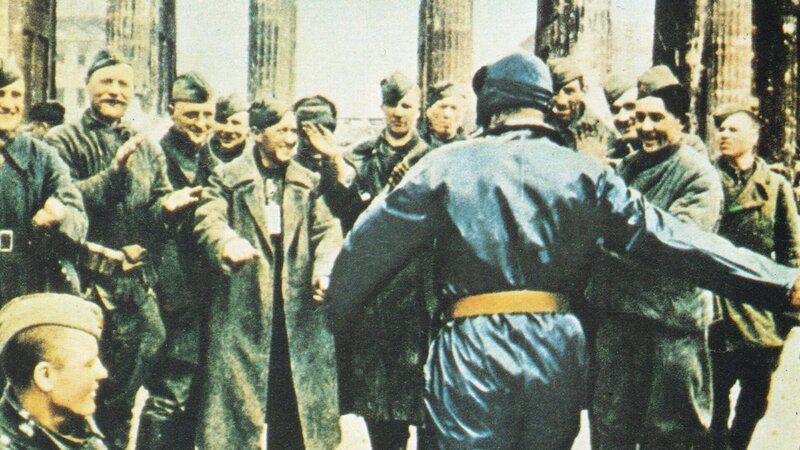 Rotarmist am Brandenburger Tor im Mai 1945. – Bild: ZDF