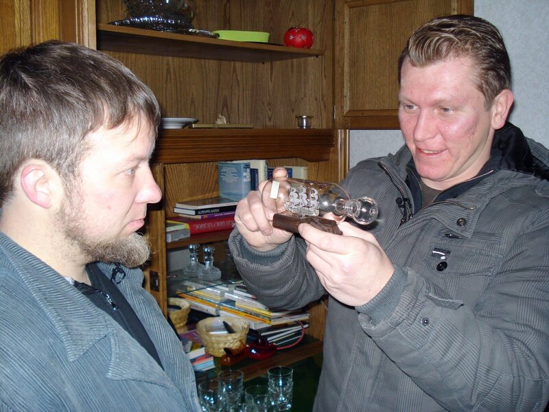 Trödelprofi Otto Schulte (re.) mit Matthias, der nach dem Tod seiner Mutter das Elternhaus leer übergeben muss … – Bild: RTL II