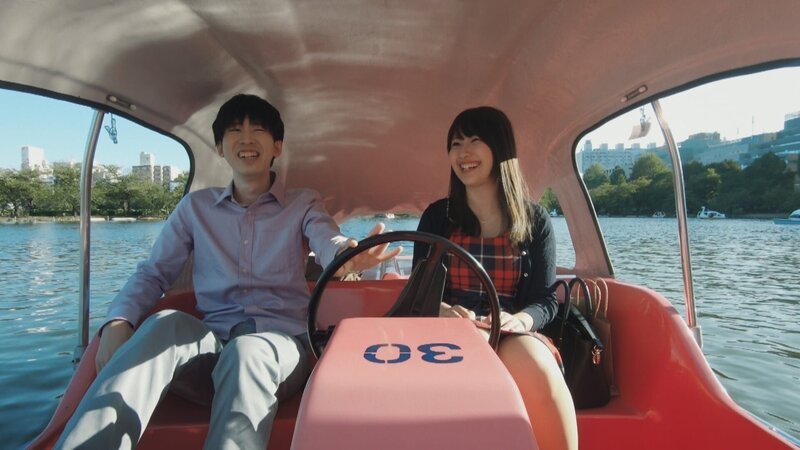 Tretbootfahren mit der „Miet-Freundin“. Der Service erfreut sich in Japan zunehmender Beliebtheit. – Bild: ZDF und @DeMensen