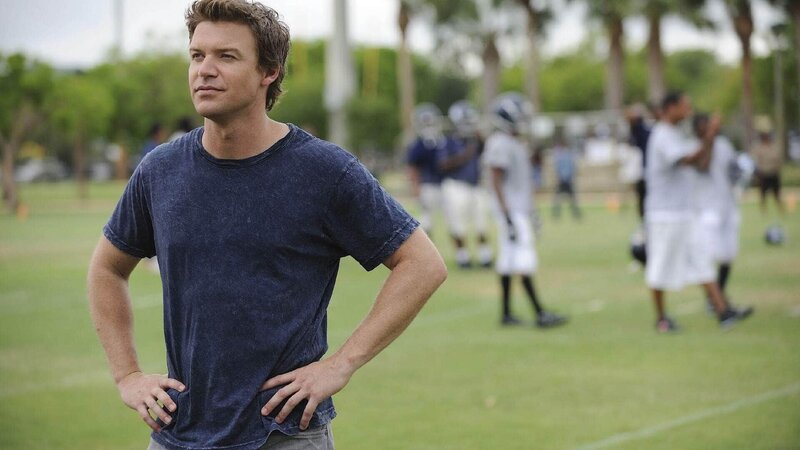 Jims (Matt Passmore) Ermittlungen führen ihn zu dem angesehenen Football-Star Deandre, dem Sohn des Opfers. – Bild: TVNOW