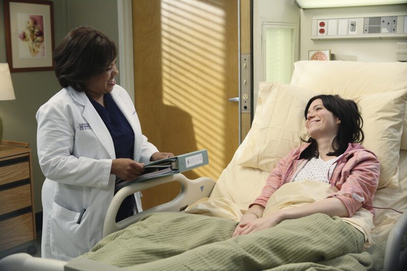 Noch scheint alles in Ordnung zu sein, doch bald werden sie von einer Katastrophe überrascht: Bailey (Chandra Wilson, l.) und Mary (Mandy Moore, r.) … – Bild: 2010 American Broadcasting Companies, Inc. All rights reserved. /​ Danny Feld