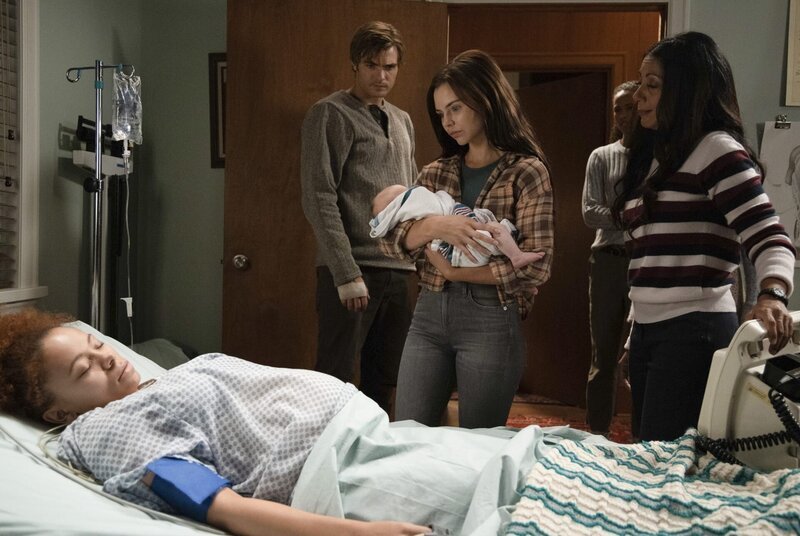 (v.l.n.r.) Meredith (Kiomi Pyke); Ben Pownall (Alex Roe); Ryn (Eline Powell); Maddie Bishop (Fola Evans-Akingbola); Leena (Kaaren de Zilva) – Bild: Freeform /​ Jack Rowand