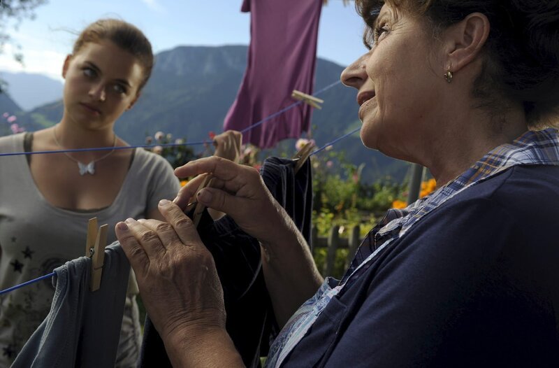 Lisbeth (Monika Baumgartner, r.) möchte eine Abschiedsparty organisieren. – Bild: ZDF und Thomas R. Schumann
