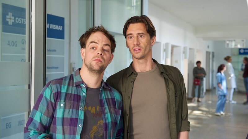 Tatsächlich scheint die Begegnung zwischen Mannstein und Kollmar nicht so harmonisch verlaufen zu sein. Zumindest behauptet „Realisator“ Philipp (Robert Glatzeder, r.), dass er einen lautstarken Streit zwischen den beiden gehört habe. Das verrät er auch Patrick (Sven Hönig, l.). – Bild: ZDF und Marc Meyerbroeker