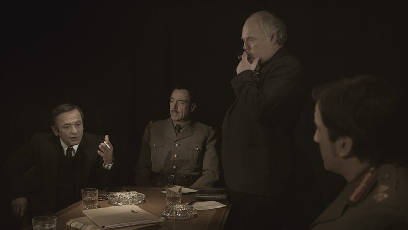 General Charles de Gaulle im britischen Kriegsrat mit Winston Churchill. – Bild: ZDF und Et La Suite Productions