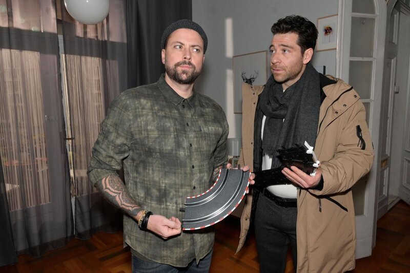 John (Felix von Jascheroff, l.) ist dankbar, dass Carlos (Patrick Fernandez) seine Hife anbietet, wenn er Besuch bekommt. – Bild: RTL /​ Rolf Baumgartner