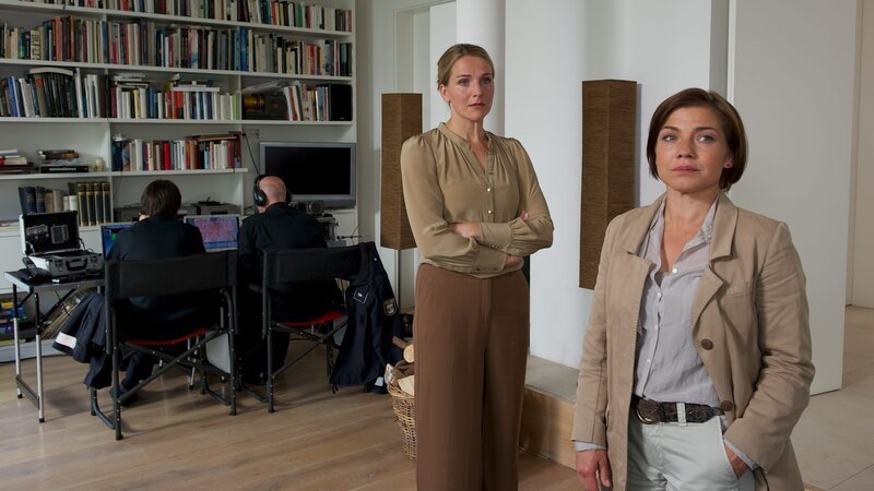 v.l.n.r.: Claudia Mehring (Tanja Wedhorn), Katrin Börensen (Claudia Schmutzler) – Bild: ZDF und Marc Meyerbroeker