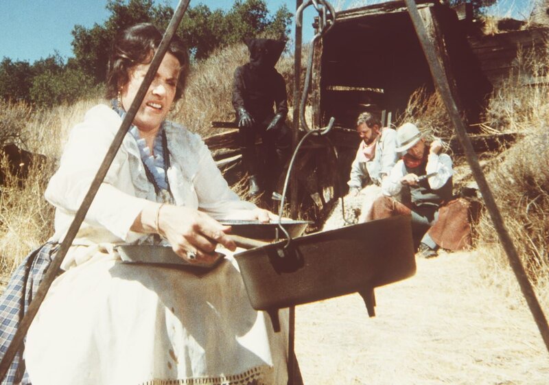 Die ebenfalls entführte Harriet Oleson beklagt, nicht genügend Lebensmittel zur Verfügung zu haben. – Bild: Worldvision