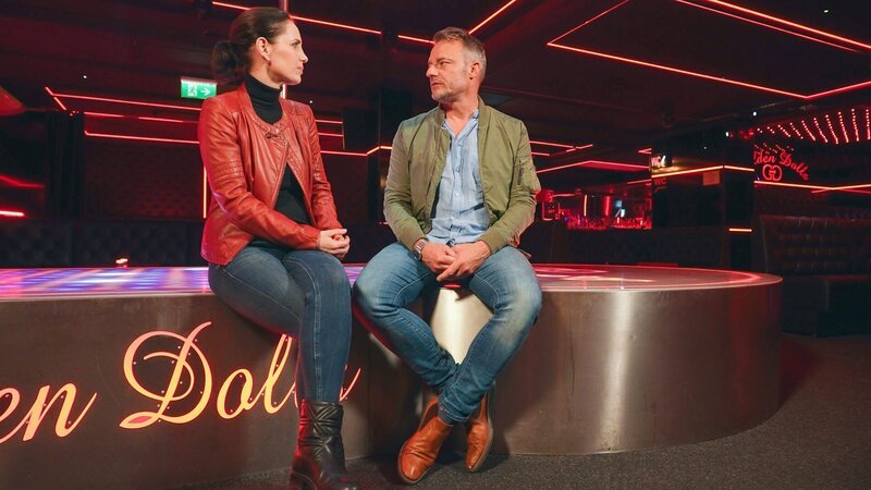 Psychologin Katinka Keckeis möchte mehr zum Thema „verdeckte Ermittlungen“ von Kriminalhauptkommissar Oliver Huth erfahren. – Bild: ZDF und Tiemo Fenner