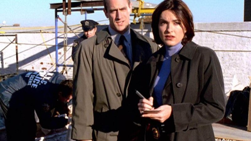 Die Detectives Elliot Stabler (Christopher Meloni) und Olivia Benson (Mariska Hargitay) untersuchen den Mord an einem homosexuellen jungen Mann. – Bild: RTL Deutschland