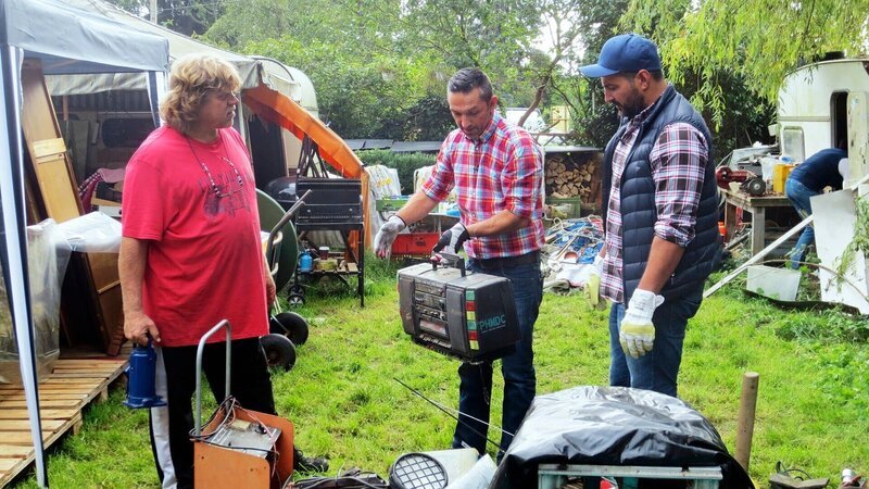 Von links: Wolfgang (60) ist – wie er selbst gern zum Besten gibt – eben ein echter Jäger und Sammler. Können die Trödelexperten Mauro Corradino und Sükrü Pehlivan ihn überzeugen, endlich für Ordnung zu sorgen? – Bild: RTL II