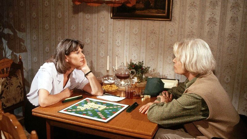 Jutta (Claudia Loerding l.) hat keine besondere Lust auf eine Partie Scrabble mit ihrer Mutter (Hannelore Minkus r.) – Bild: RTL Deutschland