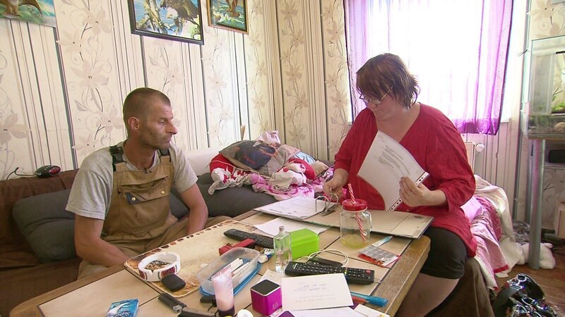 Christine und Rene sind seit Jahren Hartz-IV-Empfänger. Für Christine steht fest: Dass sie keinen Job hat, liegt an ihren Zähnen. Ein neues Gebiss soll nun für ein strahlendes Lächeln sorgen und ihr neue Jobchancen eröffnen. – Bild: RTL Zwei