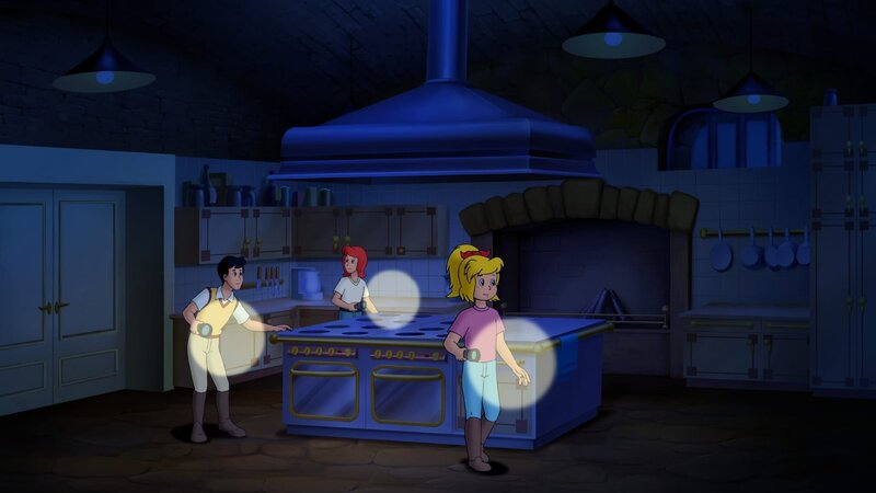 Bibi (r.), Tina (M.) und Alex (l.) gehen nachts heimlich auf Schatzsuche im Schloss und durchsuchen einen Raum nach dem anderen. – Bild: ZDF